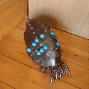 青い目と重なった金属の殻が特徴の、完成した王蟲